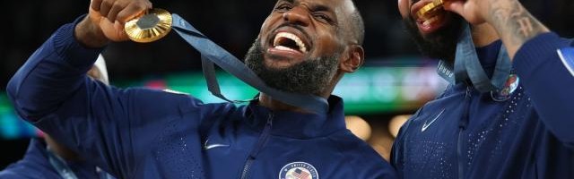 詹眉出色表现倒逼管理层，湖人要浪费夺冠窗口吗？