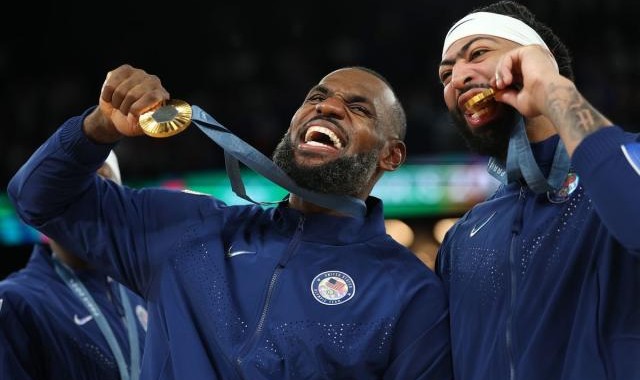 詹眉出色表现倒逼管理层，湖人要浪费夺冠窗口吗？