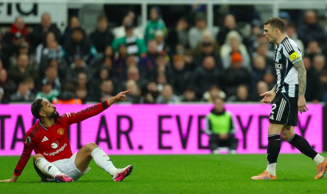 cf直播-2-1！7.2亿豪门11打10 却惨遭绝杀 11轮不败终结 创95年耻辱纪录|纽卡斯尔|曼联|埃迪·豪|巴塞罗那|切尔西_新浪体育_新浪新闻