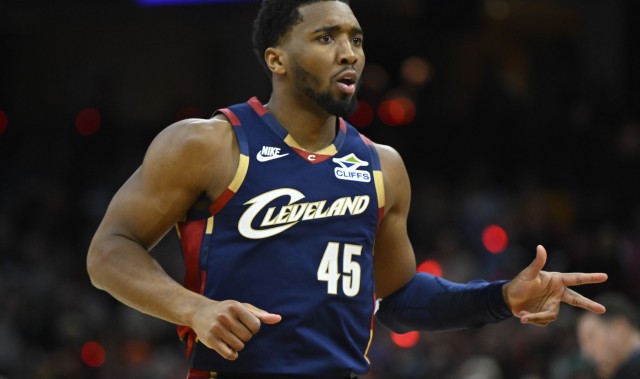 cf直播-持续稳定输出！米切尔半场10中5&amp;三分5中2拿到12分4助攻